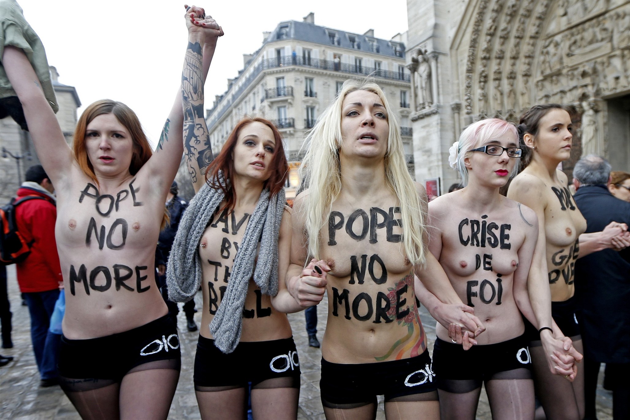 FEMEN Francúzsko, zdroj: https://ladygeekgirl.files.wordpress.com/2013/07/jv492e73_chp17_france_0212_11.jpg