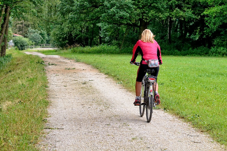 Dievča sa bicykluje v lese