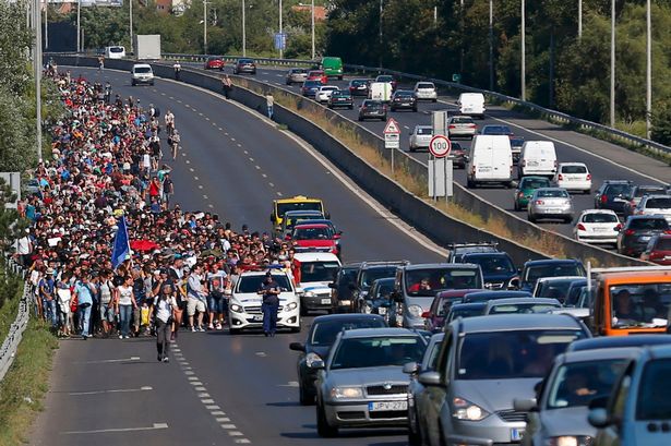 Migranti z Budapešti do Rakúska